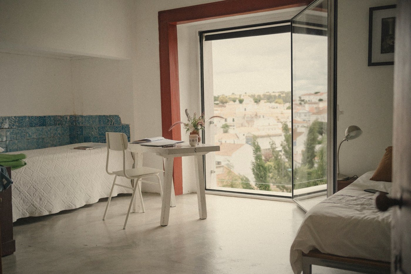 Sala com vista sobre a vila