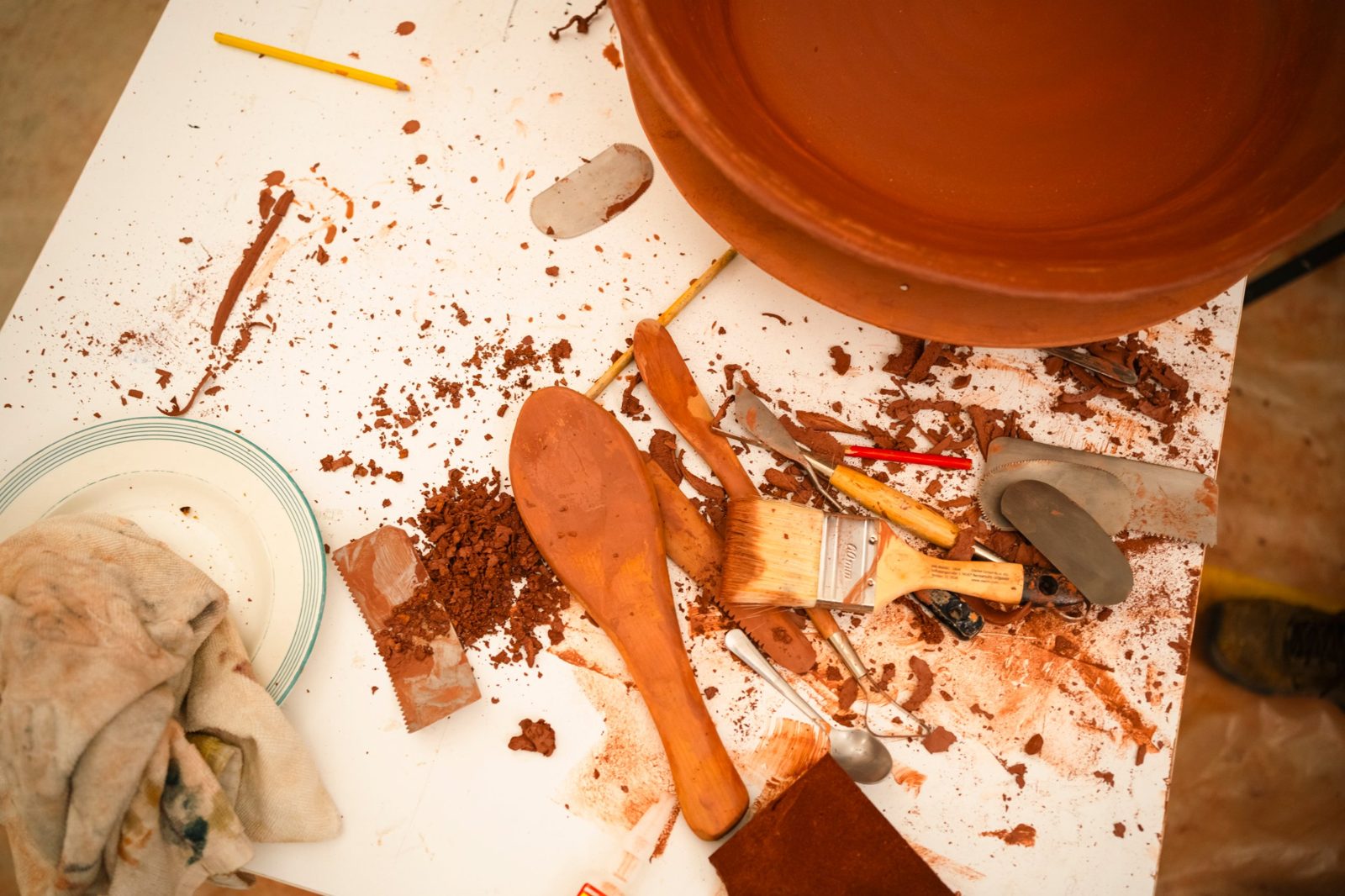 Tools and clay in the Córtex Frontal studio
