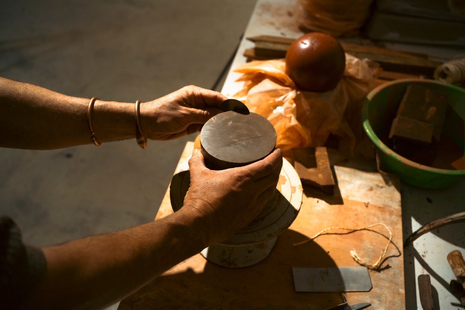 Filipe Feijão working in the Córtex Frontal studio