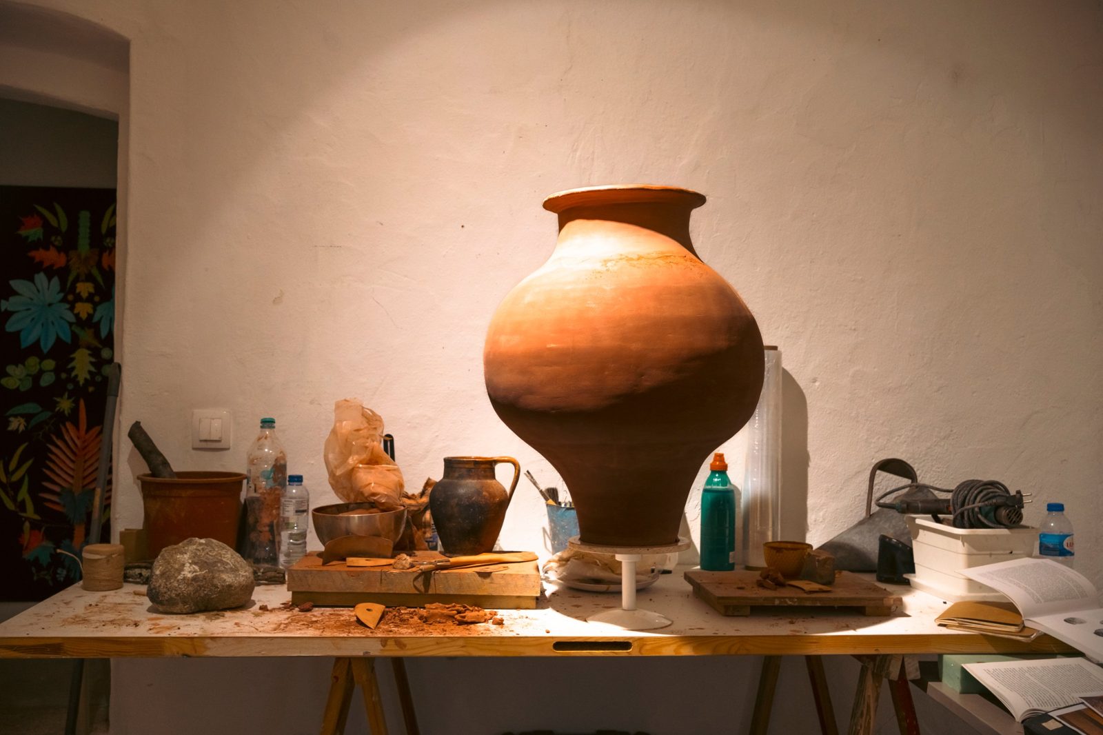 Unfired piece by Filipe Feijão in the Córtex Frontal studio